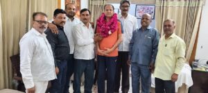 Submitted a memorandum : कैशलेस चिकित्सा सुविधा की मांग को लेकर शिक्षणेत्तर कर्मचारी प्रतिनिधिमंडल ने विधान परिषद सदस्य को सौंपा ज्ञापन