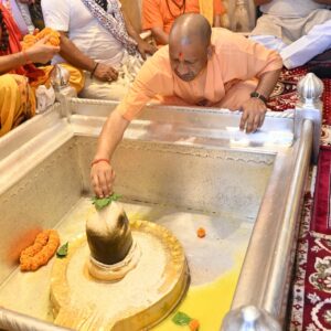 Happiness and prosperity : मुख्यमंत्री योगी आदित्यनाथ ने बाबा विश्वनाथ और काल भैरव के दर्शन कर प्रदेशवासियों के सुख-समृद्धि की कामना की