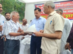Protest and Sit-in : कैशलेस चिकित्सा सुविधा सहित 11 सूत्रीय मांगों को लेकर शिक्षणेत्तर कर्मचारियों का मेरठ में जोरदार प्रदर्शन और धरना