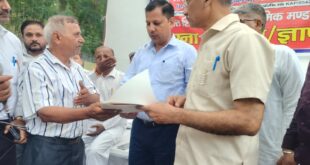 Protest and Sit-in : कैशलेस चिकित्सा सुविधा सहित 11 सूत्रीय मांगों को लेकर शिक्षणेत्तर कर्मचारियों का मेरठ में जोरदार प्रदर्शन और धरना