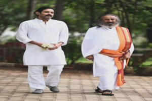 Sri Sri Ravi Shankar : व्हाइट में श्रीश्री रविशंकर के किरदार में दिखेंगे विक्रांत मैसी, निर्माता बोले- 'दुनियाभर के दर्शकों को करेंगे प्रभावित'