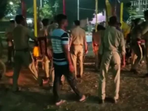 Two youths safe : बिजनौर में नुमाइश जा रही बोलेरो नींद की झपकी से डिवाइडर पर चढ़ी, दो युवक सुरक्षित ?