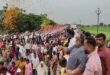 A surging tide : महाराष्ट्र: खामगांव से शेगांव की ओर बढ़ी गजानन महाराज की पालकी, वारकरियों का उमड़ा सैलाब ?