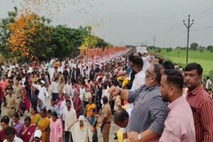 A surging tide : महाराष्ट्र: खामगांव से शेगांव की ओर बढ़ी गजानन महाराज की पालकी, वारकरियों का उमड़ा सैलाब ?
