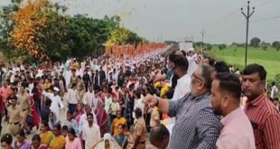 A surging tide : महाराष्ट्र: खामगांव से शेगांव की ओर बढ़ी गजानन महाराज की पालकी, वारकरियों का उमड़ा सैलाब ?