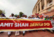 Gandhi in Parliament : विपक्षी सांसदों ने संसद में गांधी की प्रतिमा से मकर द्वार तक निकाला मार्च, गृह मंत्री से सदन में जवाब देने की मांग