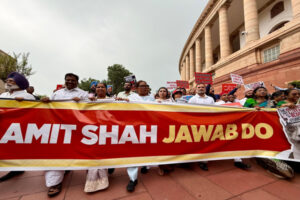 Gandhi in Parliament : विपक्षी सांसदों ने संसद में गांधी की प्रतिमा से मकर द्वार तक निकाला मार्च, गृह मंत्री से सदन में जवाब देने की मांग 