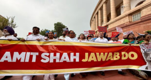 Gandhi in Parliament : विपक्षी सांसदों ने संसद में गांधी की प्रतिमा से मकर द्वार तक निकाला मार्च, गृह मंत्री से सदन में जवाब देने की मांग