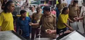 Silver work : अधिकारियों के सामने दुकानदार ने सिल्वर वर्क लगी मिठाई खाने से किया इनकार, सैंपल जांच के लिए भेजा ?