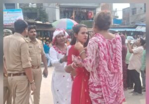 Ruckus : फतेहपुर के प्रेमनगर में एरिया बंटवारे को लेकर किन्नरों के दो गुट आमने-सामने, सड़क पर हुआ हंगामा ?
