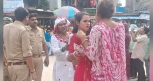Ruckus : फतेहपुर के प्रेमनगर में एरिया बंटवारे को लेकर किन्नरों के दो गुट आमने-सामने, सड़क पर हुआ हंगामा ?