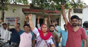 Gherao of the House : बहुआ बिजली संकट पर फूटा जनाक्रोश, गुलाबी गैंग के नेतृत्व में उपभोक्ताओं ने पावर हाउस का घेराव किया ?