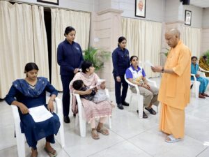 Public Issues : जनता दर्शन में मुख्यमंत्री योगी आदित्यनाथ ने सुनीं जनसमस्याएं, अधिकारियों को त्वरित एवं प्राथमिकता से समाधान के दिए निर्देश