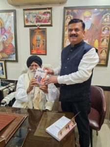 Unstinting praise : पूर्व जिलाधिकारी ने समाजसेवी सरदार सुरजीत सिंह को सम्मानित किया, सेवा कार्यों की मुक्तकंठ से सराहना की ?