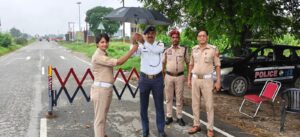 Sensitivity : यातायात प्रभारी निधि चौधरी ने कांवड़ ड्यूटी में तैनात पुलिसकर्मियों को छाते बांटकर दिखाई संवेदनशीलता ?