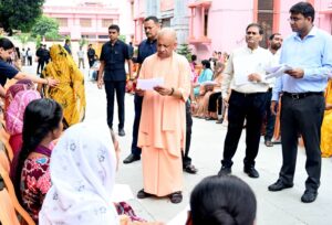 Time-bound solution : गोरखपुर में CM योगी ने जनता दर्शन में सुनीं फरियादियों की समस्याएं, अधिकारियों को दिए समयबद्ध समाधान के निर्देश ?