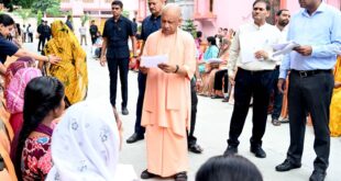 Time-bound solution : गोरखपुर में CM योगी ने जनता दर्शन में सुनीं फरियादियों की समस्याएं, अधिकारियों को दिए समयबद्ध समाधान के निर्देश ?