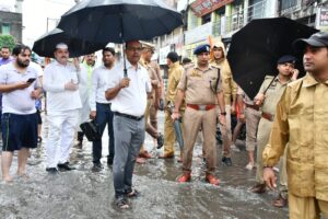 Caused by waterlogging : भारी बारिश के बीच DM-SSP ने कांवड़ मार्गों का लिया जायजा, जलभराव से कराई पानी की निकासी ?