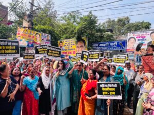 Women's performance : लक्ष्मी योजना को लेकर दिल्ली में सियासी घमासान, विधायक अजय दत्त के कार्यालय पर महिलाओं का प्रदर्शन ?