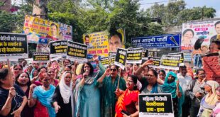 Women's performance : लक्ष्मी योजना को लेकर दिल्ली में सियासी घमासान, विधायक अजय दत्त के कार्यालय पर महिलाओं का प्रदर्शन ?