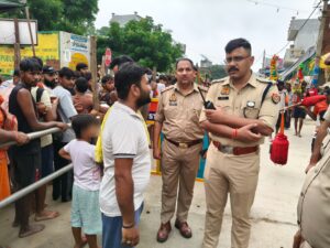 The reins of the system : बागपत में पुरा महादेव मंदिर पर एसपी सूरज कुमार राय ने संभाली सुरक्षा व्यवस्था की कमान ?