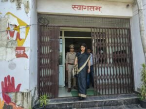 Necessary instructions : वन स्टॉप सेंटर ‘सखी’ का जिलाधिकारी ने किया औचक निरीक्षण, व्यवस्थाओं को लेकर दिए आवश्यक निर्देश ?