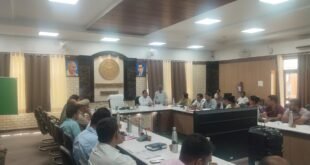 School vehicles : हापुड़ में सड़क सुरक्षा समिति की बैठक, 30 अनफिट स्कूली वाहनों पर डीएम ने जताई नाराजगी और कार्रवाई के निर्देश ?
