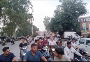 Traffic jam on the road : मुजफ्फरनगर में हाईमास्ट पोल लगाते समय करंट की चपेट में आया युवक, मौत के बाद भोपा रोड पर जाम ?