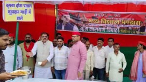 Distributed Prasad : श्रावण मास के मंगलवार को समाजवादी पार्टी नेता ने कराया विशाल भंडारा, आमजन को बांटा प्रसाद ?