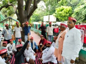 Concluded on the basis of an assurance : मेरठ में मजदूरों और ऑटो रिक्शा चालकों की मांगों को लेकर धरना, नगर आयुक्त के आश्वासन पर समाप्त हुआ प्रदर्शन ?