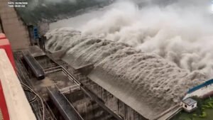 Many houses were washed away : जम्मू-कश्मीर में 14 जगहों पर बादल फटने से तबाही, राजौरी में चार लोगों की मौत, कई घर बहे ?