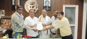 Handed over to the Chief Minister : कैशलेस सुविधा की मांग को लेकर शिक्षणेत्तर कर्मचारियों ने विधायक को सौंपा मुख्यमंत्री के नाम ज्ञापन ?