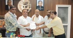 Handed over to the Chief Minister : कैशलेस सुविधा की मांग को लेकर शिक्षणेत्तर कर्मचारियों ने विधायक को सौंपा मुख्यमंत्री के नाम ज्ञापन ?