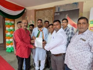 Submitted a memorandum : कैशलेस चिकित्सा सुविधा की मांग को लेकर शिक्षणेत्तर कर्मचारियों ने विधायक को सौंपा ज्ञापन ?