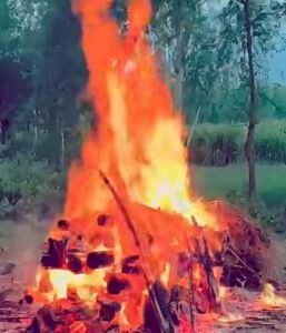 Funeral rites : 42 घंटे बाद खत्म हुआ तनाव, उच्च अधिकारियों के आश्वासन पर भारी पुलिस बल की मौजूदगी में शिवानी का अंतिम संस्कार ?