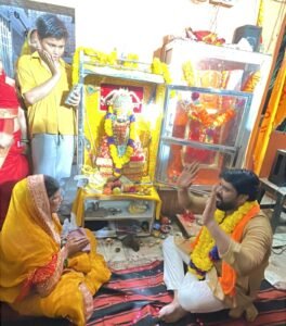 Shower of flowers : पार्षद योगेन्द्र शर्मा यश ने निकाली पवित्र निशान यात्रा, पुष्प वर्षा से हुआ भव्य स्वागत ? 