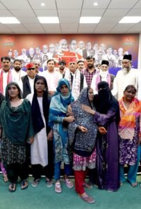 Akhilesh Yadav : लखनऊ: अखिलेश यादव ने भैंसें जब्त किए जाने के मामले में पशुपालकों से की मुलाकात ?