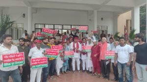 Submitted a memorandum : साप्ताहिक पैठ बंद होने से गरीब पटरी व्यापारियों पर संकट, सपा ने जिलाधिकारी को ज्ञापन सौंपा ?
