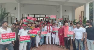 Submitted a memorandum : साप्ताहिक पैठ बंद होने से गरीब पटरी व्यापारियों पर संकट, सपा ने जिलाधिकारी को ज्ञापन सौंपा ?