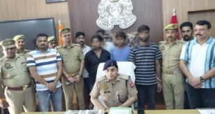 Smuggler arrested : 12 अवैध हथियारों और चोरी की दो मोटरसाइकिलों के साथ तीन असलहा तस्कर गिरफ्तार