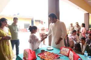 Bright future : रक्षाबंधन पर जिलाधिकारी ने बाल गृह की बालिकाओं से बंधवाई राखी, उपहार देकर उज्ज्वल भविष्य का दिया भरोसा ?
