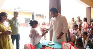 Bright future : रक्षाबंधन पर जिलाधिकारी ने बाल गृह की बालिकाओं से बंधवाई राखी, उपहार देकर उज्ज्वल भविष्य का दिया भरोसा ?