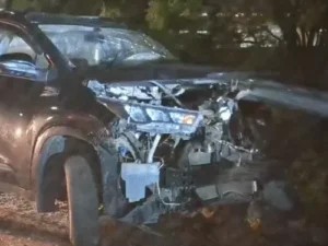 Three injured : झांसी हाईवे पर भीषण सड़क हादसा, तेज रफ्तार कार डिवाइडर से टकराई, दो की मौत, तीन घायल ?