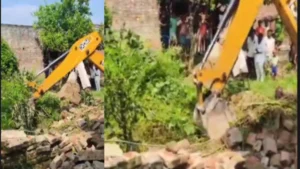 Administration arrives :  गांव के मुख्य रास्ते पर बना दी 3 फीट ऊंची दीवार, शिकायत मिलते ही JCB लेकर पहुंचा प्रशासन ?