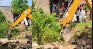Administration arrives :  गांव के मुख्य रास्ते पर बना दी 3 फीट ऊंची दीवार, शिकायत मिलते ही JCB लेकर पहुंचा प्रशासन ?