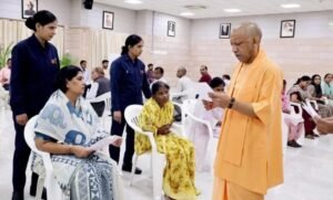 CM Yogi : जनता दर्शन में हर पीड़ित तक खुद पहुंचे सीएम योगी, शिकायतों के त्वरित समाधान के दिए निर्देश