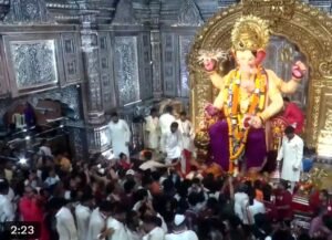An outpouring of faith  : गणेशोत्सव की धूम : मुंबई में लालबागचा राजा के दरबार में उमड़ा आस्था का सैलाब ?