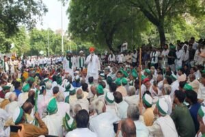 Farmers Stand Firm : अपनी मांगों को लेकर किसानों का धरना तीसरे दिन भी जारी, तीनों प्राधिकरणों के बाहर डटे किसान ?