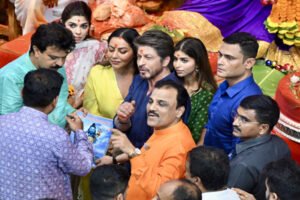 Shahrukh Khan : लालबागचा राजा के दरबार में पहुंचे शाहरुख खान, पत्नी गौरी और बेटी सुहाना भी आईं नजर ?