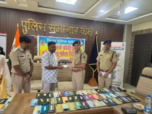 After returning them to the owners : सुकमा पुलिस ने विशेष अभियान चलाकर 75 गुम और चोरी मोबाइल बरामद किए, मालिकों को लौटाकर खुशी दी
